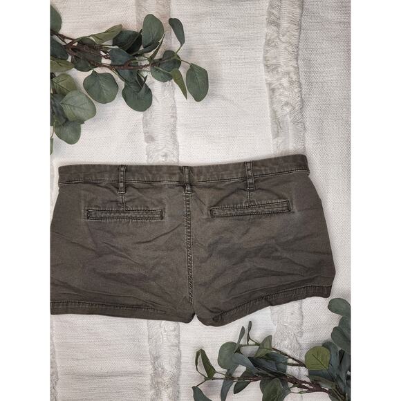 Express Shorts in Army Green - Picture 4 of 5